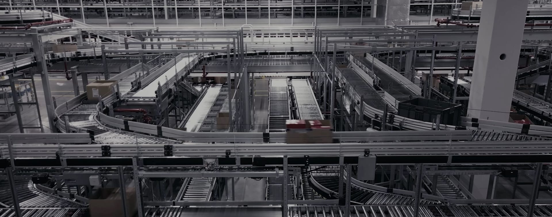 Automated conveyor lines in a distribution centre